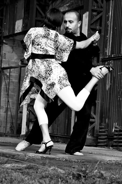 Claudio bailando tango en una fotografía en blanco y negro