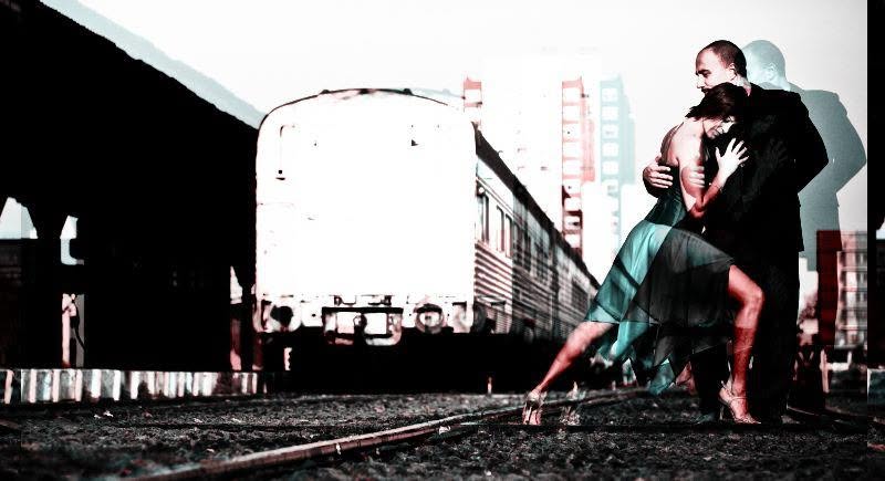 Pareja bailando tango junto a las vías de un tren